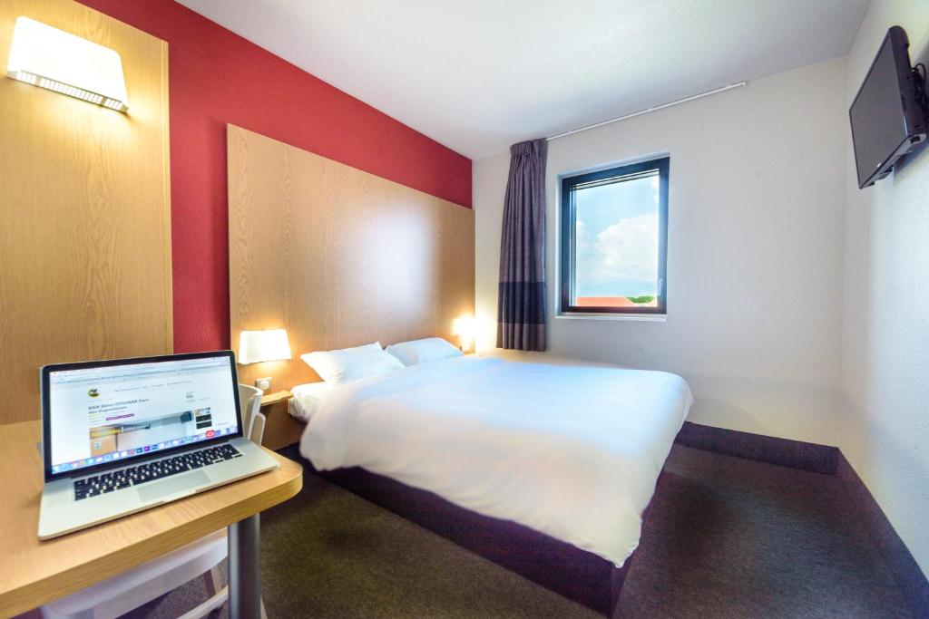 TV a/nebo společenská místnost v ubytování B&B HOTEL Colmar Expo