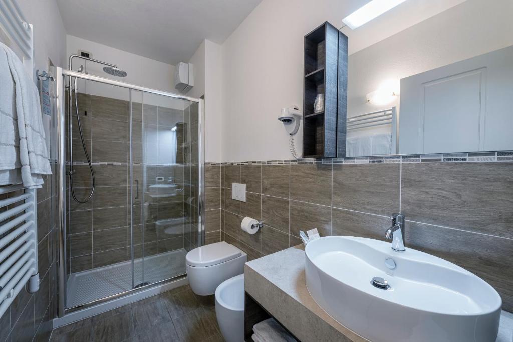 Koupelna v ubytování Hotel Garni Corona