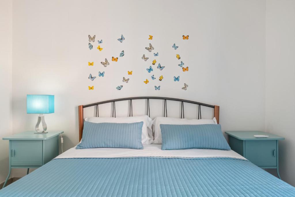 ボローニャにあるBologna Butterfly Apartmentのベッドルーム1室(蝶が壁に描かれたベッド1台付)