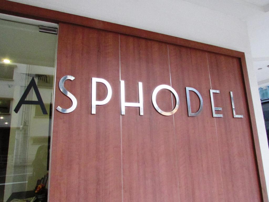 una puerta de tienda con la palabra estudiada en ella en Asphodel Inn en Singapur