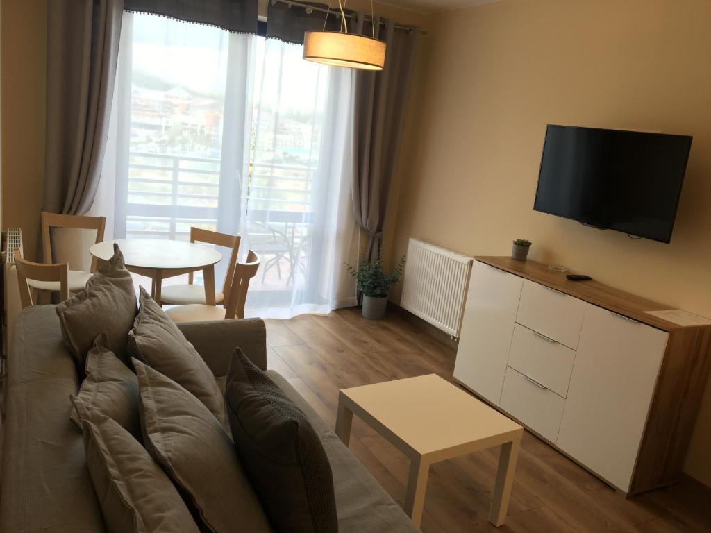 Televízia a/alebo spoločenská miestnosť v ubytovaní Apartament Silence Triventi Agat