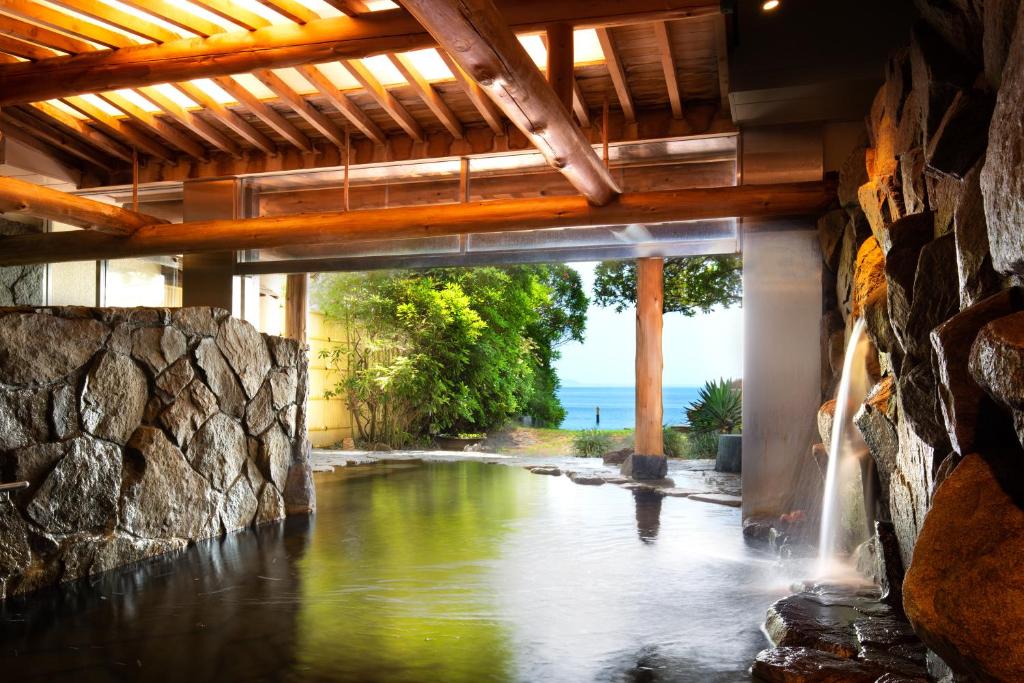Bazén v ubytování AoAwo Naruto Resort nebo v jeho okolí