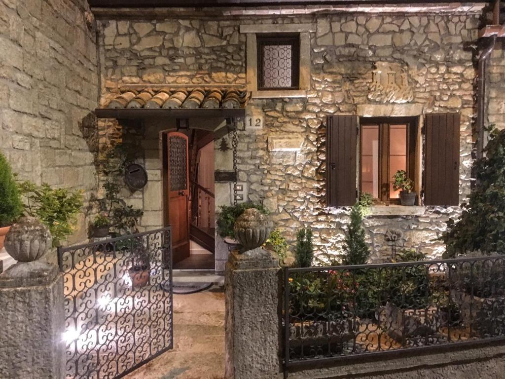 une maison en pierre avec une porte en face dans l'établissement B&B Balsimelli12, à Saint-Marin