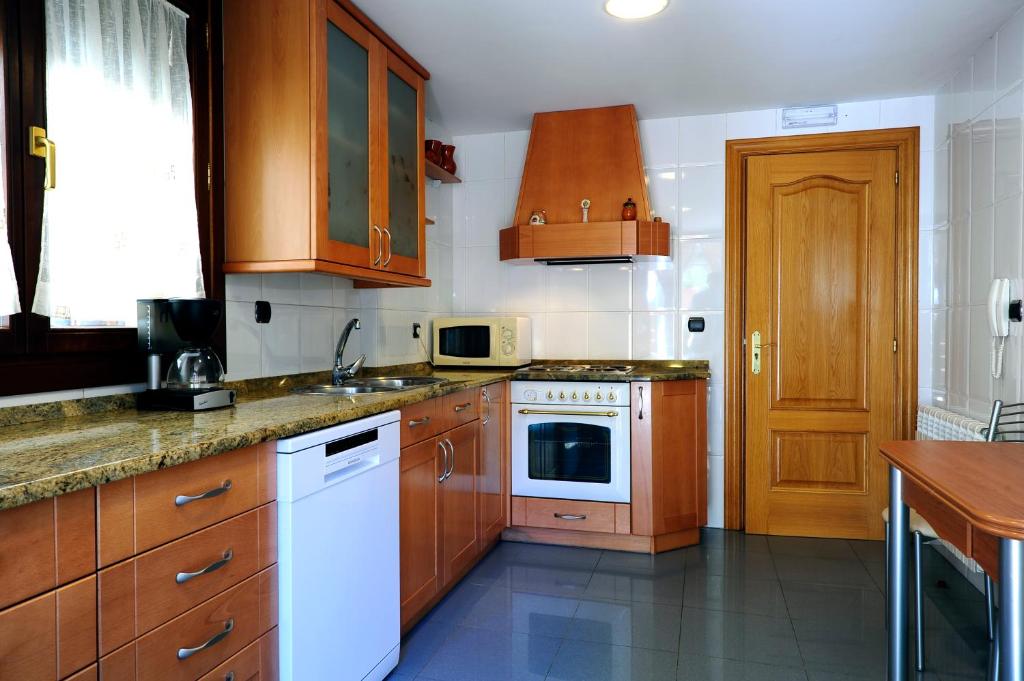 Kuchyň nebo kuchyňský kout v ubytování Lagunas de Urbión