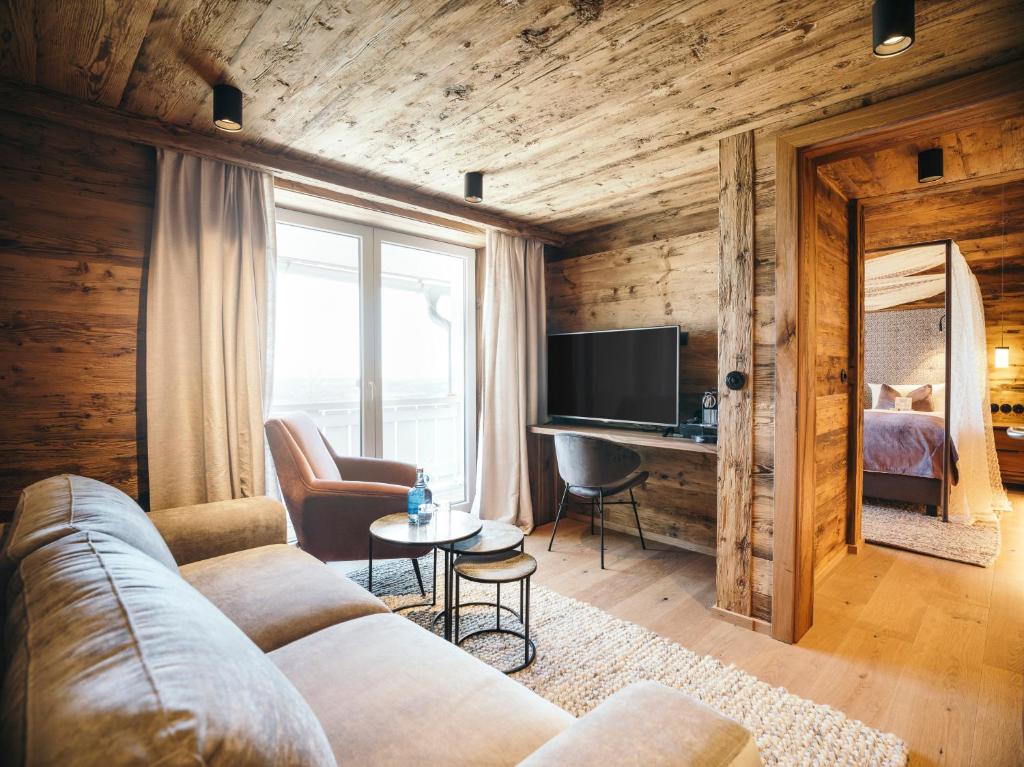 TV a/nebo společenská místnost v ubytování Boutiquehotel Blaue Burg Falkenstein