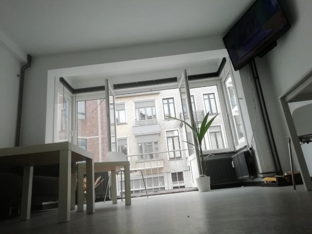 una camera con una grande finestra con un edificio esterno di backpackers station a Ostenda