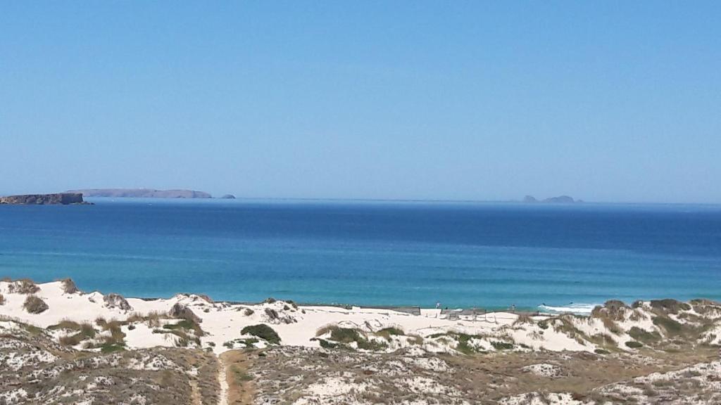 una playa de arena con vistas al océano en Maresia - Beachfront Peniche Apartment, en Peniche