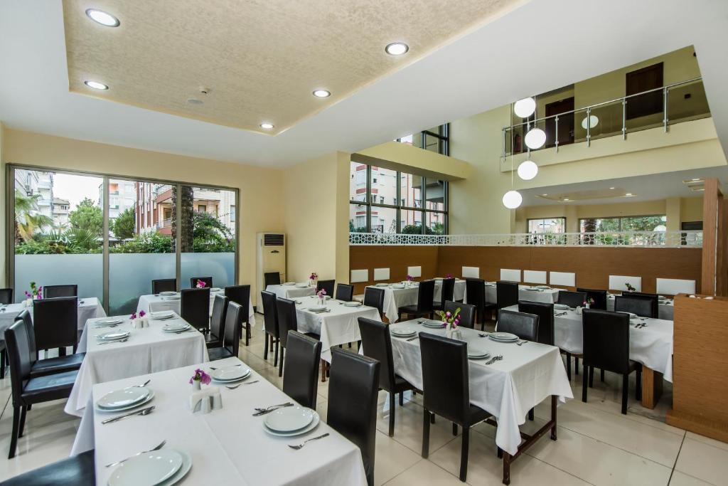 Restauracja lub miejsce do jedzenia w obiekcie Santa Marina Hotel