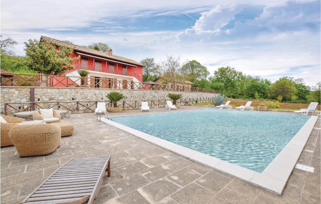 uma piscina exterior com cadeiras e uma casa em Villa Ferria em Cenadi