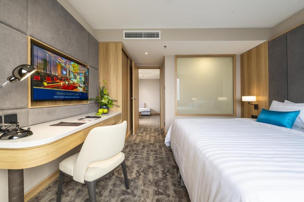 Postel nebo postele na pokoji v ubytování Hanoi Hotel