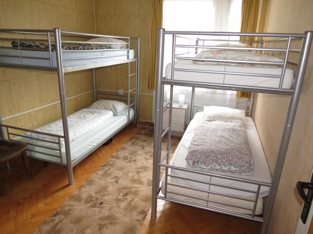 2 łóżka piętrowe w pokoju z oknem w obiekcie Holiday House Radvanice w mieście Radvanice