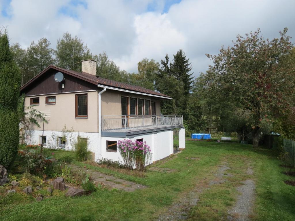 dom z balkonem i dziedzińcem w obiekcie Holiday House Radvanice w mieście Radvanice