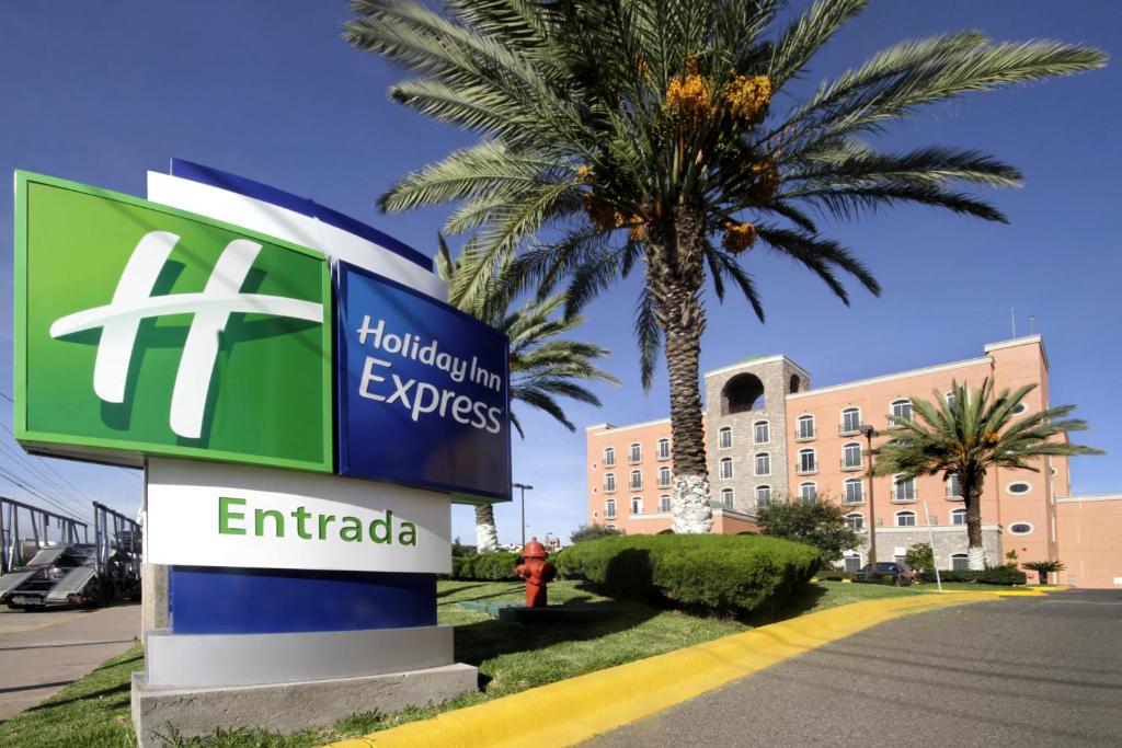 znak przed budynkiem z palmą w obiekcie Holiday Inn Express Guanajuato, an IHG Hotel w mieście Guanajuato
