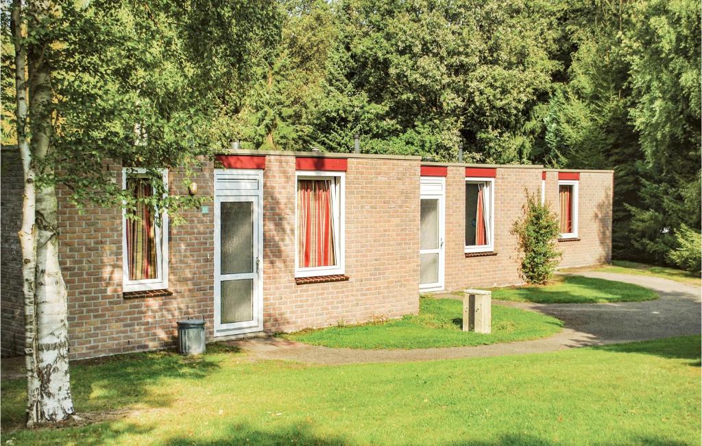 Casa de ladrillo con ventanas rojas y blancas en Beautiful Home In Vledder With 3 Bedrooms And Wifi, en Vledder