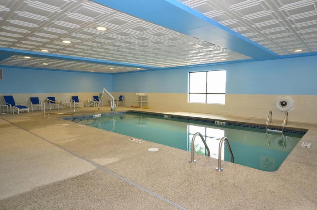 uma piscina num ginásio com paredes azuis em Holiday Inn Express Boston Brockton, an IHG Hotel em Brockton