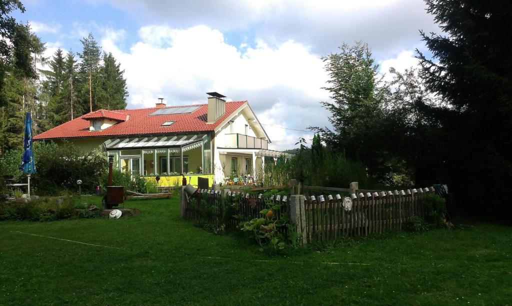 Casa blanca con techo rojo y valla en Ferienwohnung Haubner, en Litschau