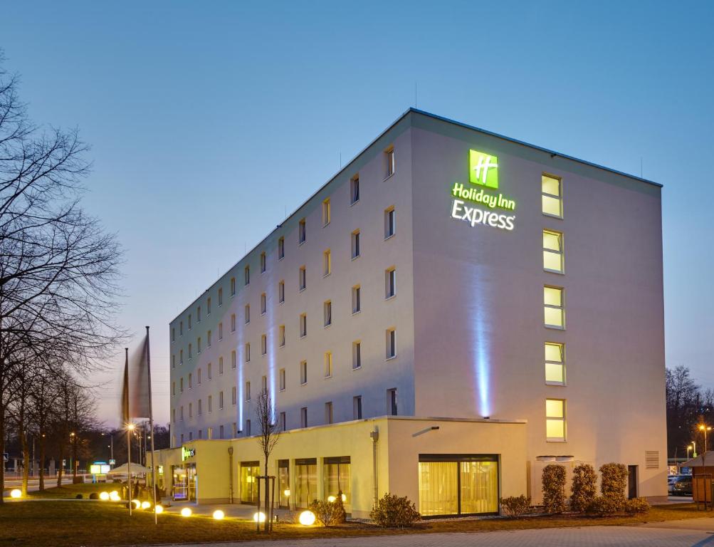 Holiday Inn Express Neunkirchen, an IHG Hotel في نوينكيرشن: فندق فيه لافته مكتوب عليها الأسترالي السريع