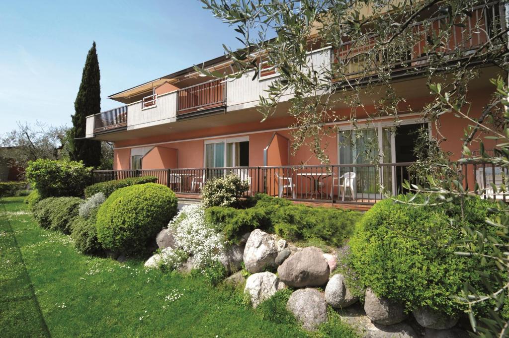 Residence La Madonnina في ليموني سول غاردا: منزل أمامه حديقة