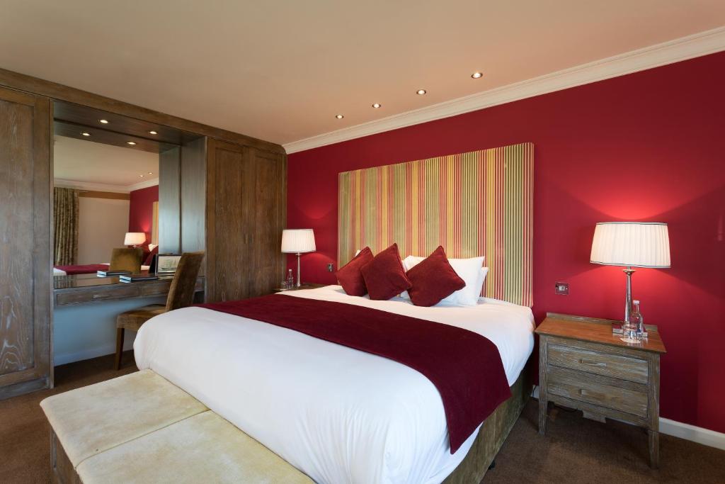Postel nebo postele na pokoji v ubytování Connemara Coast Hotel