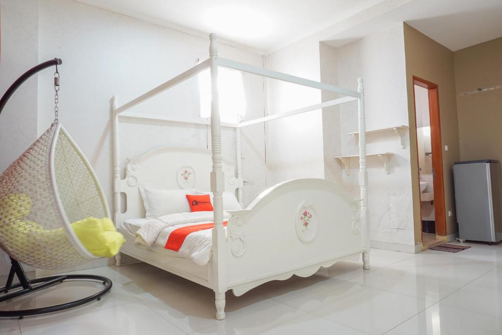 a room with a swinging bed in a room at RedDoorz near Kemang Square in Jakarta