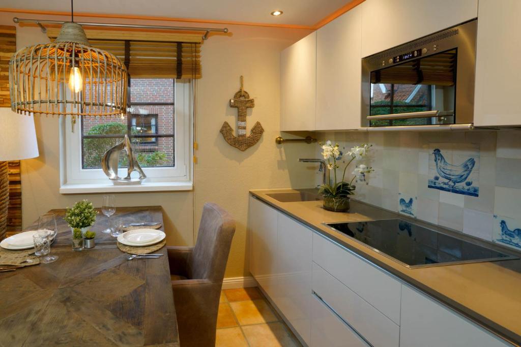 韋斯特蘭的住宿－Robben Hüs，一间带桌子的厨房和一间餐厅