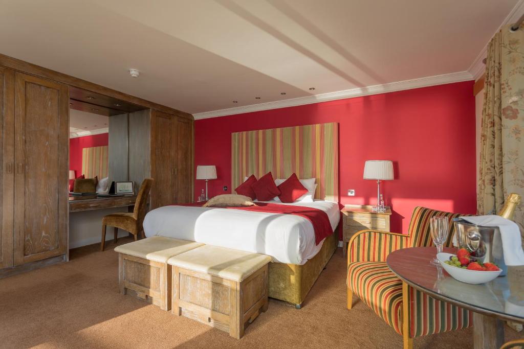 Postel nebo postele na pokoji v ubytování Connemara Coast Hotel