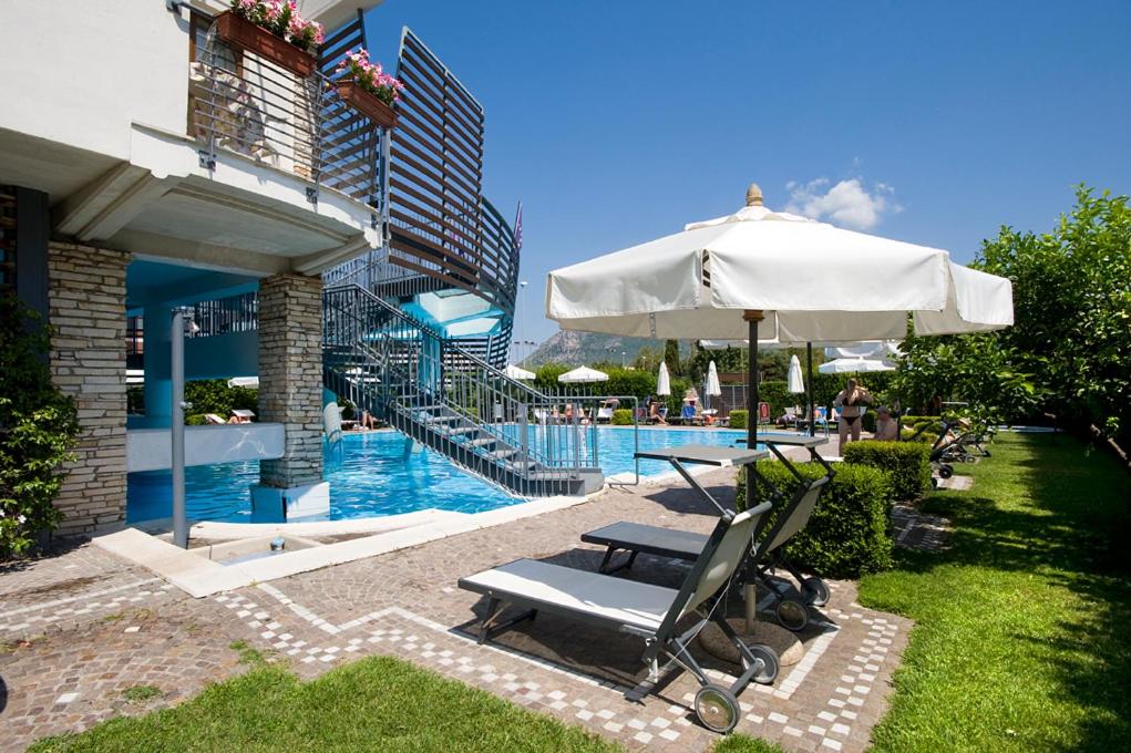 Bazén v ubytování Hotel Poseidon nebo v jeho okolí