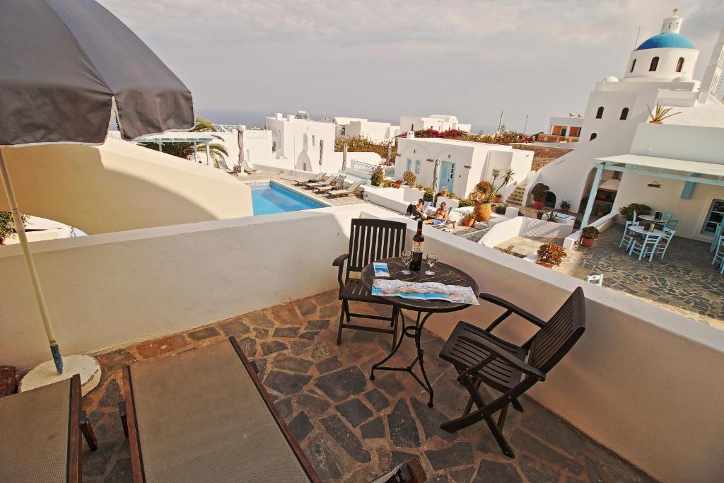 Een balkon of terras bij Aethrio Sunset Village - Oia