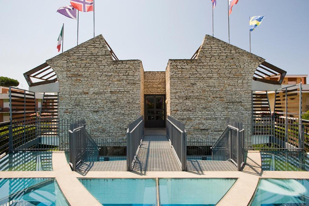 Bazén v ubytování Hotel Poseidon nebo v jeho okolí