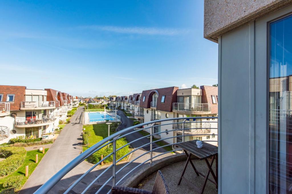 een uitzicht vanaf het balkon van een appartement bij Modern Apartment with Terrace & public Pool in Bredene