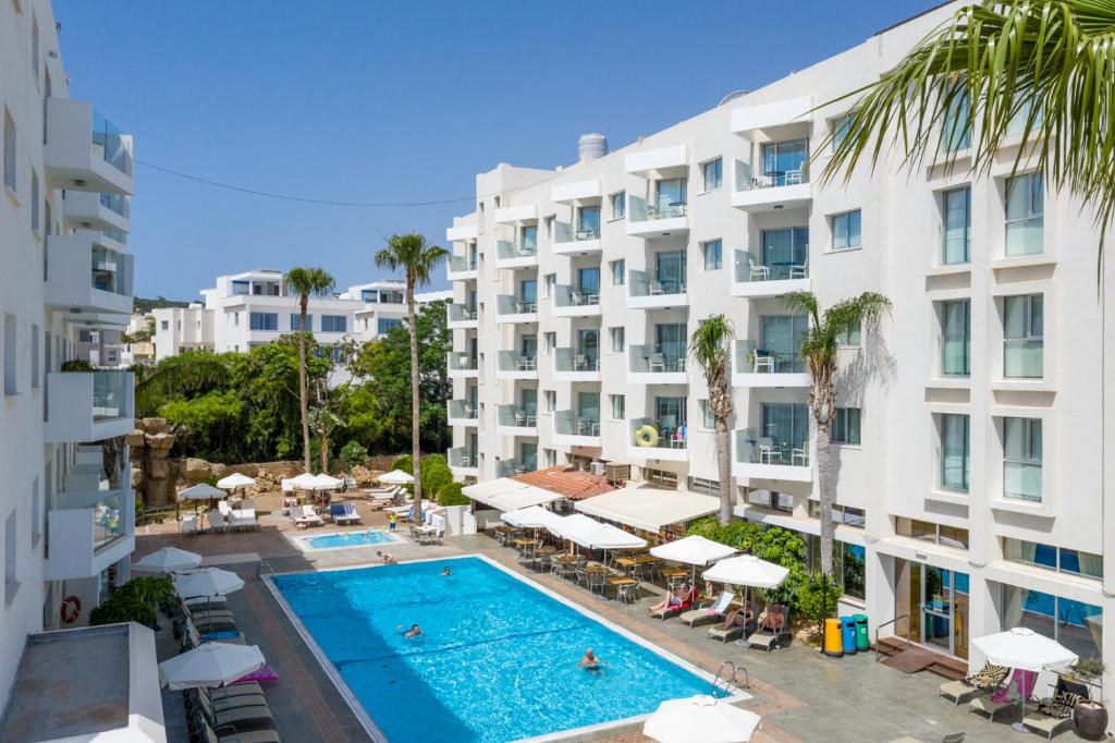 eine Luftansicht eines Hotels mit Pool in der Unterkunft Alva Hotel Apartments in Protaras