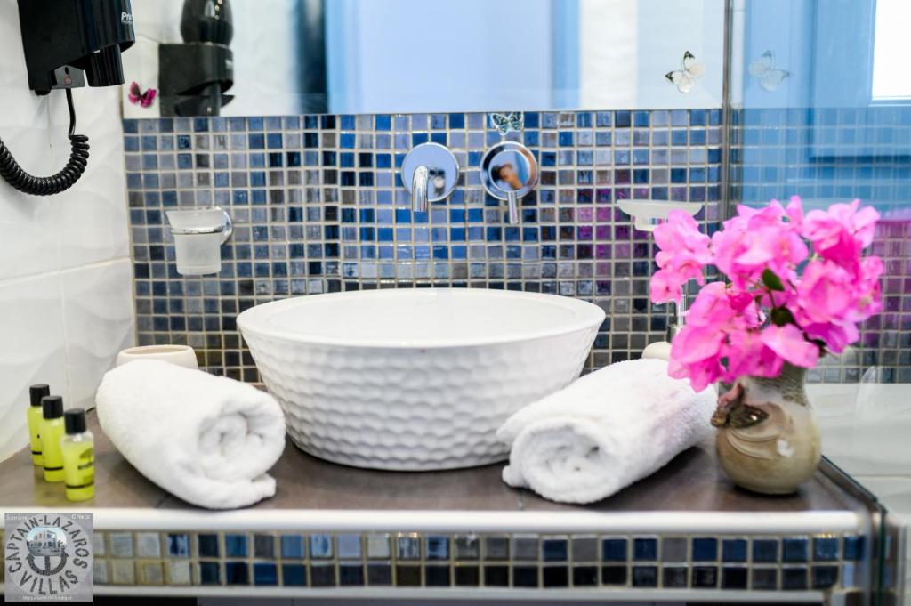 Łazienka w obiekcie Located by the sea one beachfront Private Captain Lazaros Pool Villa with loft in 750sqm spacious private plot-Jacuzzi-sunrelax-furnished terace-gazebo-private parking,sleep 3 adults and 2 children, just steps from the Black Beach-Seaview