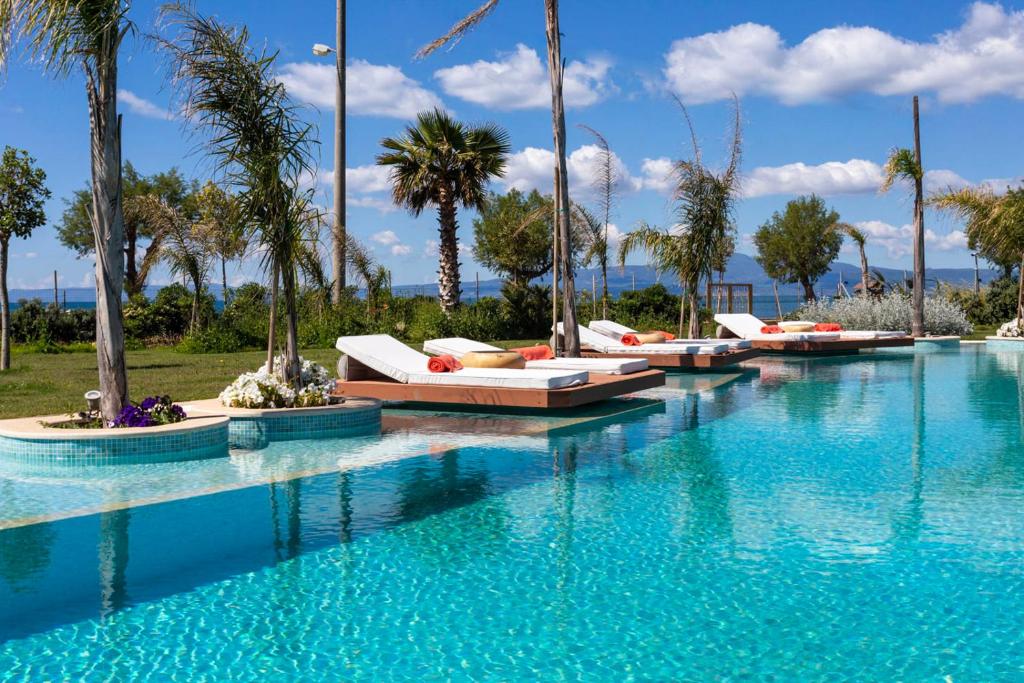 Kolam renang di atau dekat dengan Elysian Luxury Hotel and Spa