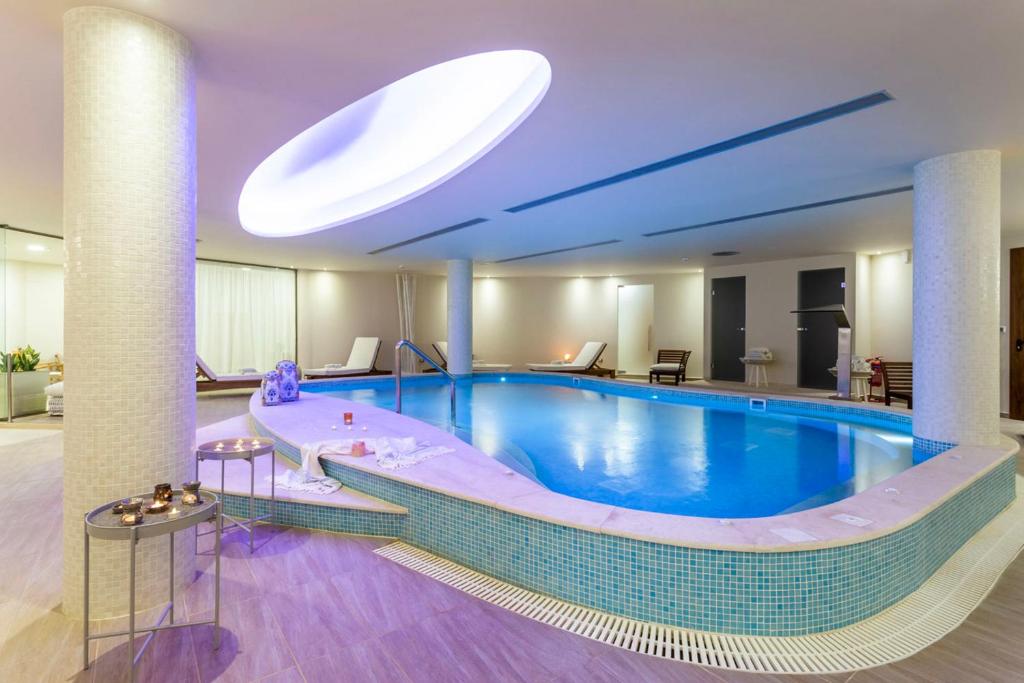Kolam renang di atau dekat dengan Elysian Luxury Hotel and Spa