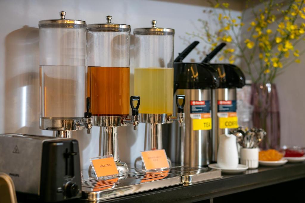 Příslušenství pro přípravu čaje a kávy v ubytování Maya Boutique Hotel & Spa