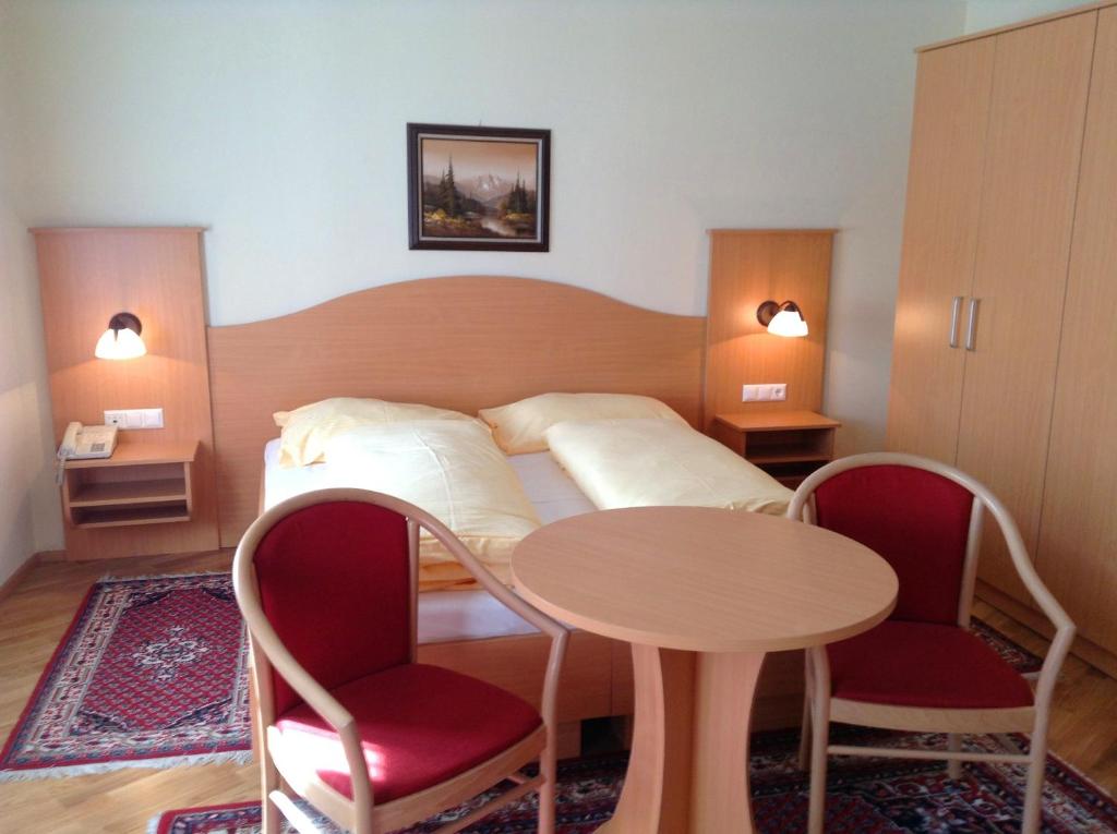 Postel nebo postele na pokoji v ubytování Gasthof Post