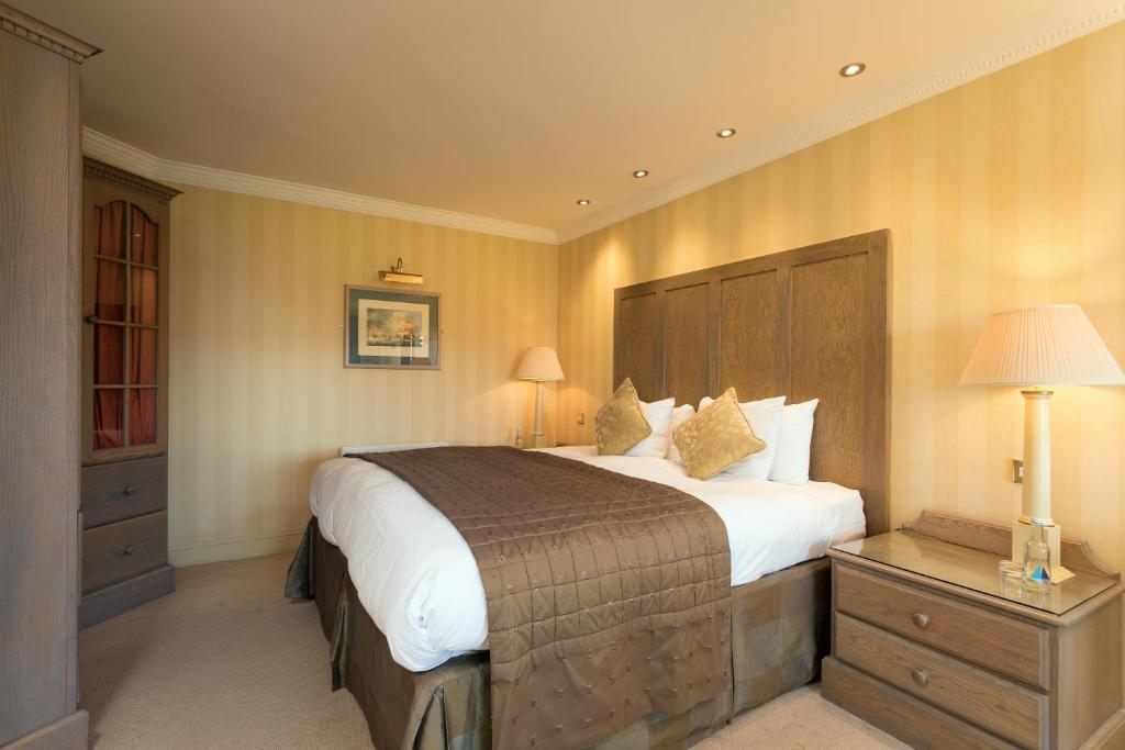 Postel nebo postele na pokoji v ubytování Connemara Coast Hotel