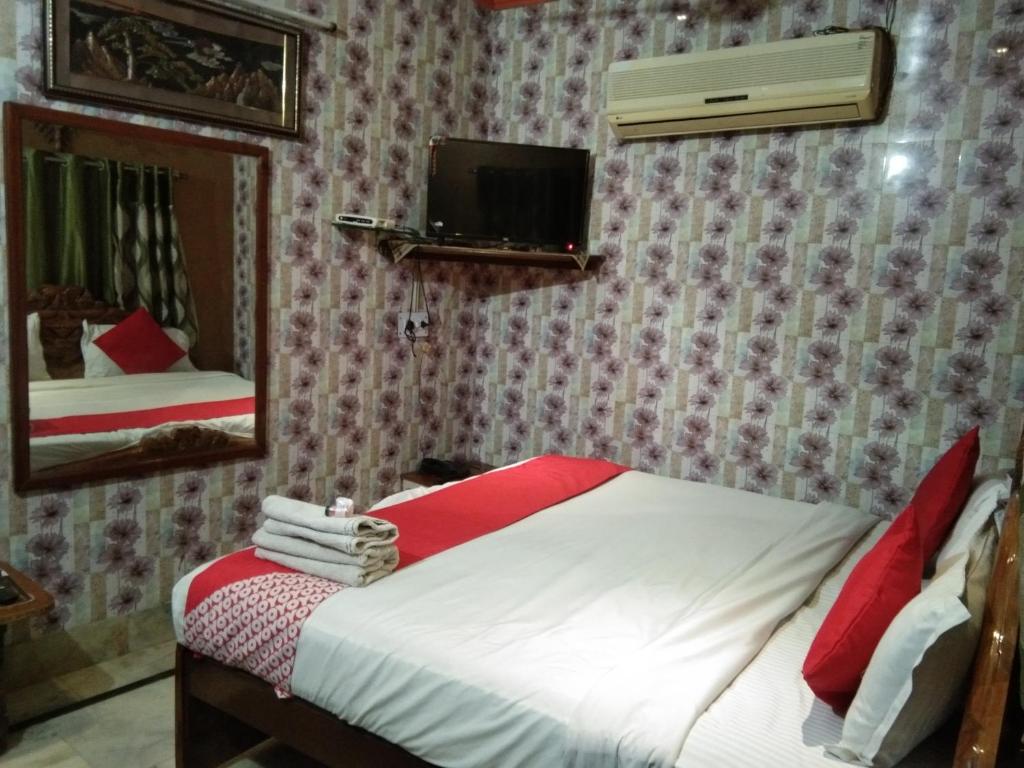 Postel nebo postele na pokoji v ubytování Hotel Rashmi