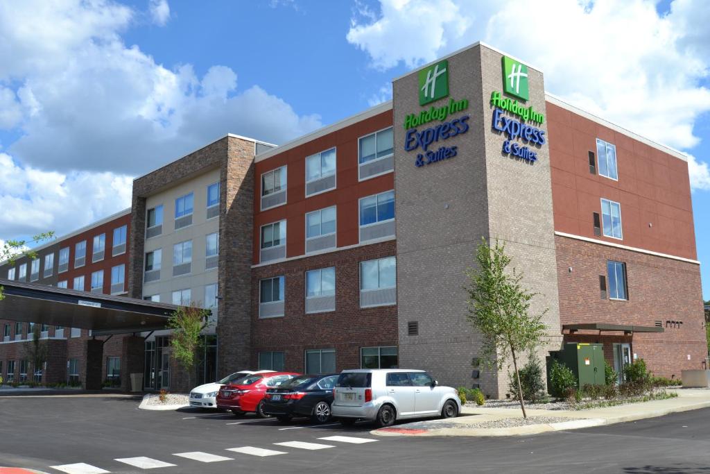 a building with cars parked in front of it at Holiday Inn Express & Suites Goodlettsville N - Nashville, an IHG Hotel in Goodlettsville