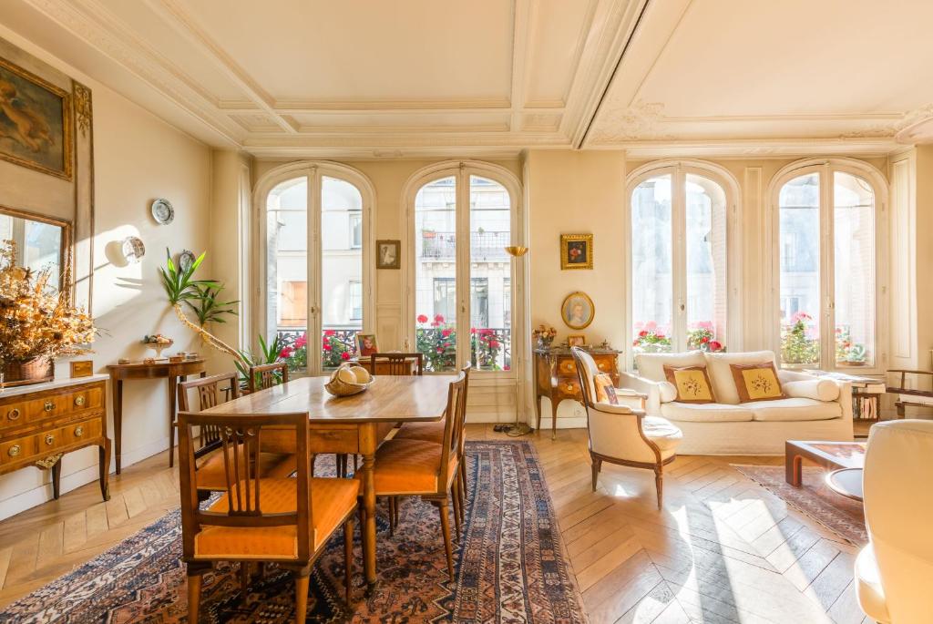 un salon avec une table et des chaises dans l'établissement Veeve - Light by Les Halles, à Paris
