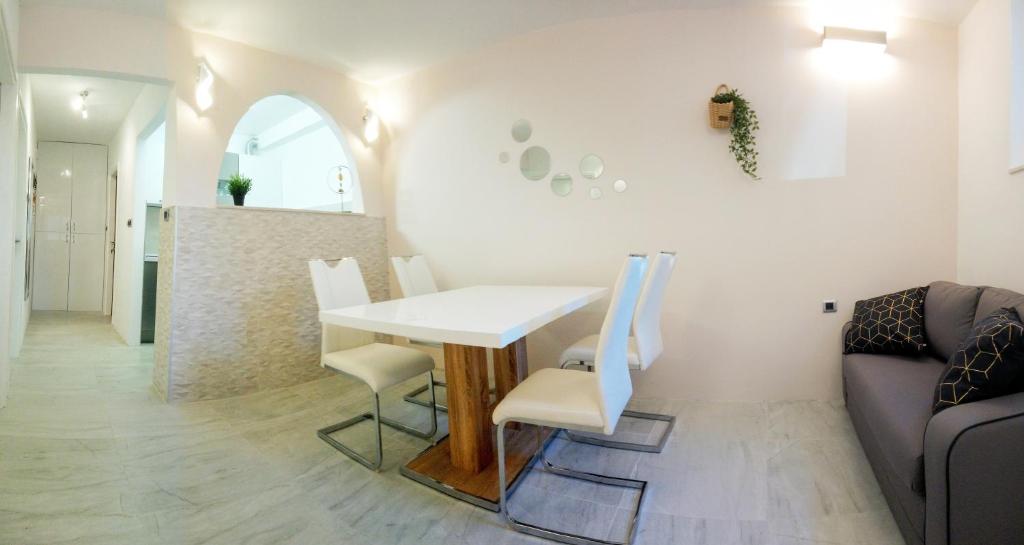 Posezení v ubytování Split Symphony Garden: Modern, new Apartment (4+1), 5 min walk to ˝Firule˝ SAND BEACH, 12 min walk to CITY CENTER