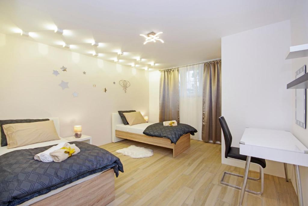 Postel nebo postele na pokoji v ubytování Split Symphony Garden: Modern, new Apartment (4+1), 5 min walk to ˝Firule˝ SAND BEACH, 12 min walk to CITY CENTER