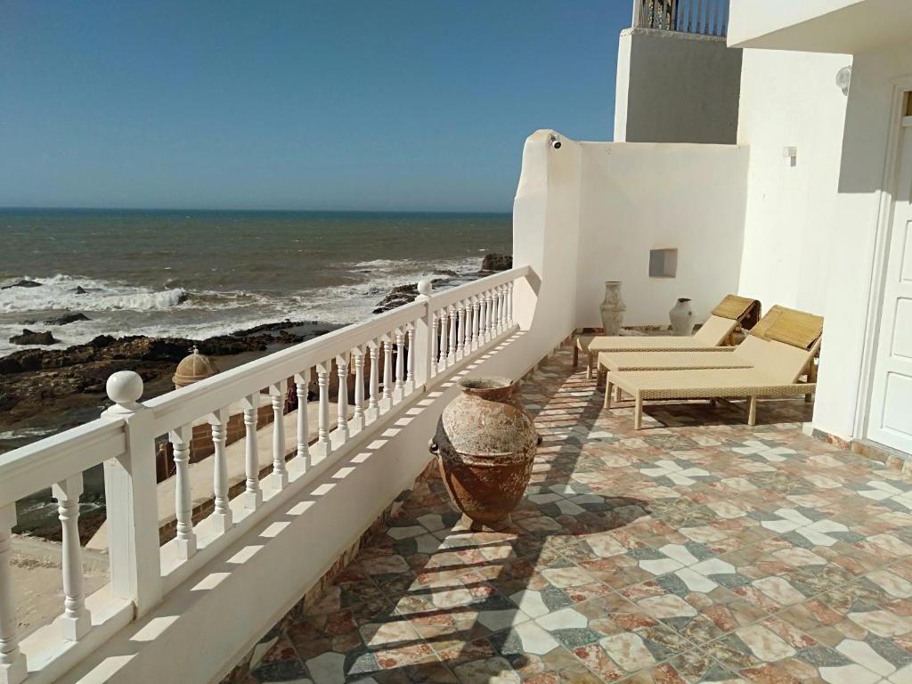 een balkon met uitzicht op de oceaan bij Appartements la grotte in Essaouira