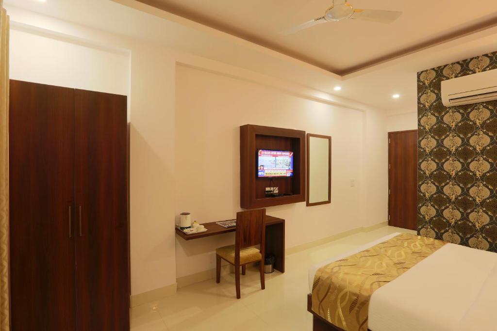 Postel nebo postele na pokoji v ubytování Hotel Arch - Near Aerocity New Delhi