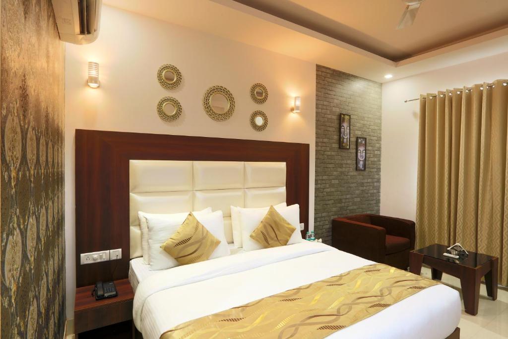 Postel nebo postele na pokoji v ubytování Hotel Arch - Near Aerocity New Delhi