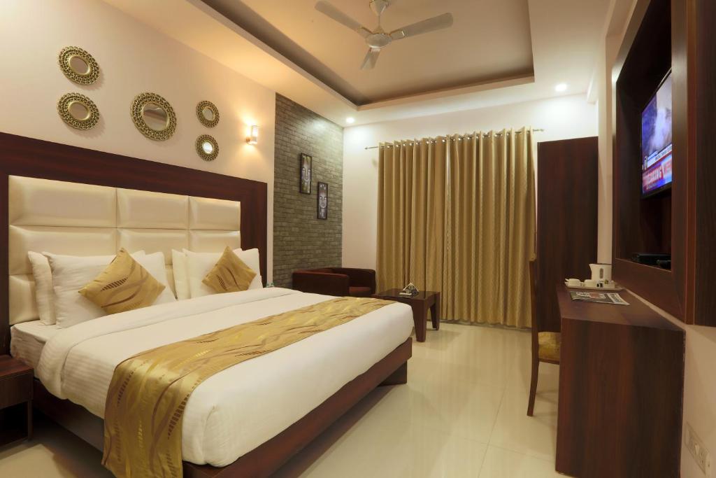 Postel nebo postele na pokoji v ubytování Hotel Arch - Near Aerocity New Delhi
