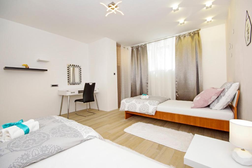 Postel nebo postele na pokoji v ubytování Split Symphony Garden: Modern, new Apartment (4+1), 5 min walk to ˝Firule˝ SAND BEACH, 12 min walk to CITY CENTER