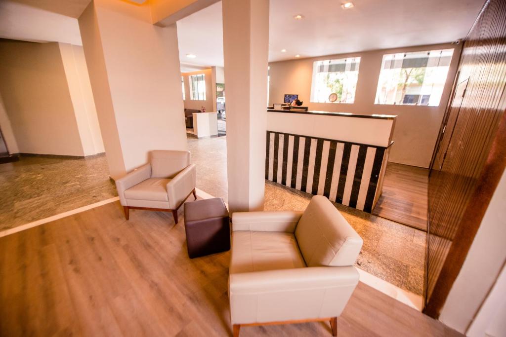 a living room with a couch and two chairs at HAVANA ECONOMY in Uberaba