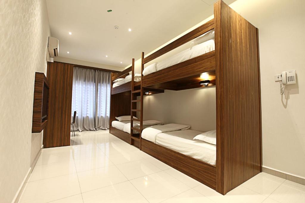 Postel nebo postele na pokoji v ubytování Sri Enstek Hotel KLIA, KLIA 2 & F1