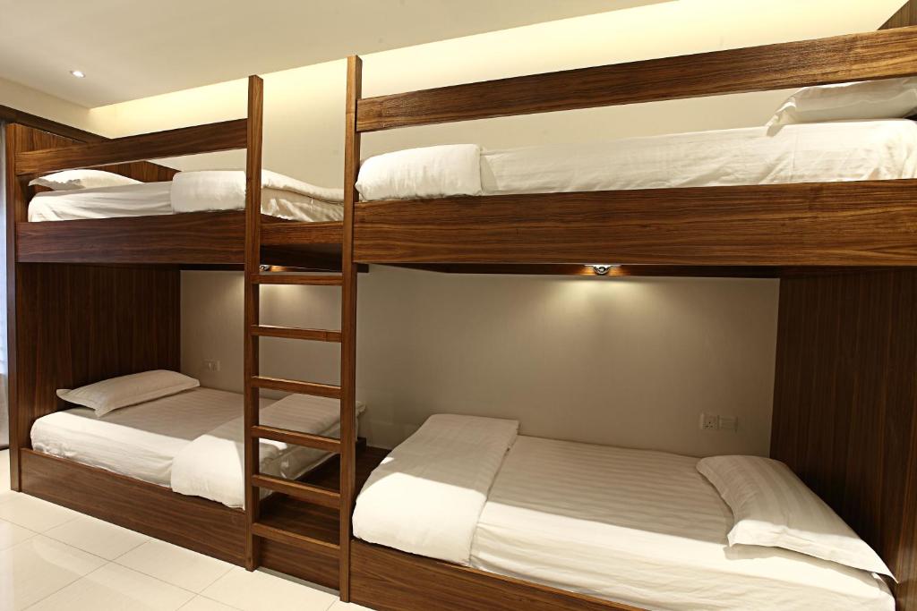 Postel nebo postele na pokoji v ubytování Sri Enstek Hotel KLIA, KLIA 2 & F1